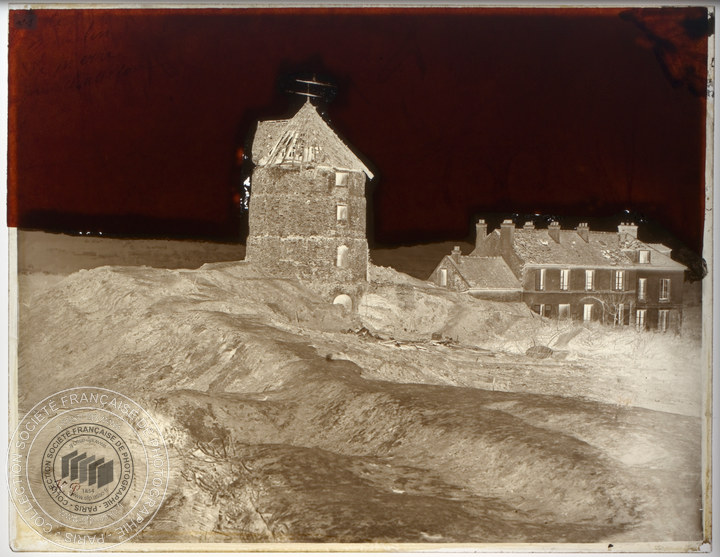 &quot;Moulin de pierre près Châtillon&quot; Lucien HERVÉ &amp; Charles PÉRIER [La Commune, 1871, Île-de-France, France]. Négatif sur verre au collodion sec procédé au tanin, 21x27cm