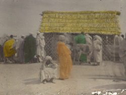FRSFP_0821IM_A_23 - Place,&nbsp;[Marrakech,&nbsp;Maroc], 1921. verre autochrome, 9 x 12 cm