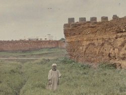 FRSFP_0821IM_A_54 - Remparts de&nbsp;Rabat,&nbsp;[Maroc], 1921. verre autochrome, 9 x 12 cm