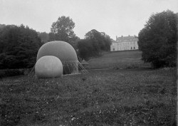 [Tentes rondes dans le parc d'un château], 1902